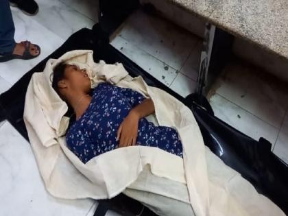 young woman who fell from train was kept at station for almost half an hour without treatment | रेल्वेतून पडलेल्या तरुणीला तब्बल अर्धा तास उपचाराविना स्टेशनवरच ठेवलं