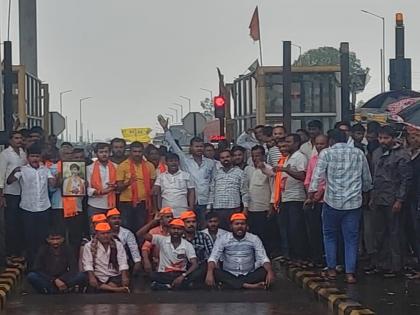 Movement of the Maratha community in Ambajogai during the rains; Stop at Seluamba toll booth  | अंबाजोगाईत पडत्या पावसात मराठा समाजाचे आंदोलन; सेलूअंबा टोल नाक्यावर रास्तारोको 