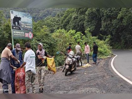 Action against those doing unsanitary in Amboli ghat started, fine of 11 thousand rupees will be collected | आंबोली घाटात अस्वच्छता करणाऱ्यांवर कारवाई सुरू, ११ हजार रुपयांचा दंड वसूल