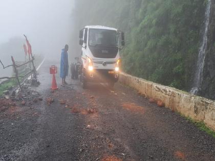 Amboli Ghat is in poor condition, the inexcusable blunders of the construction department | Sindhudurg: आंबोली घाट मोजतोय अखेरच्या घटका, बांधकाम विभागाच्या अक्षम्य चुका 