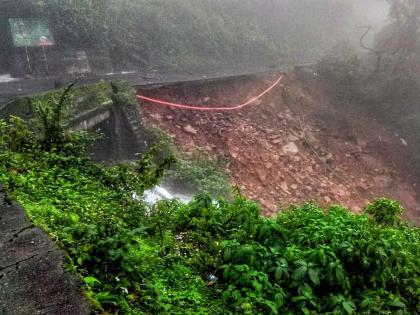 amboli ghat road collapse | आंबोली घाटरस्ता खचला; मोबाईलसाठीच्या केबलमुळे घडली दुर्घटना