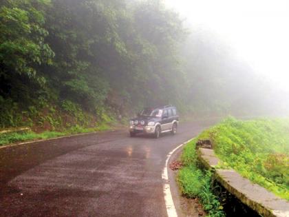 An official who came for the Karnataka election at Amboli Ghat death | आंबोली घाटातील दरीत कोसळून छत्तीसगडच्या पोलिसाचा मृत्यू