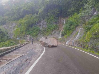 Landslides continue in Amboli Ghat Big stone in the road again | आंबोली घाटात दरड कोसळण्याचे प्रकार सुरूच; पुन्हा मोठा दगड रस्त्यावर