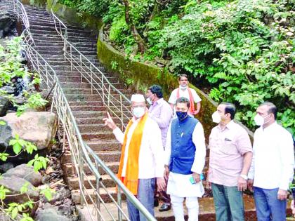 Minister of State for Revenue was overwhelmed by the natural beauty of Amboli | आंबोलीचे निसर्गसौंदर्य पाहून महसूल राज्यमंत्री भारावले