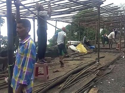 Rehabilitated stalls have been rebuilt by villagers, villagers' outbreak, angry over sudden campaign | हटविलेले स्टॉल ग्रामस्थांनी पुन्हा उभारले, ग्रामस्थांचा उद्रेक, अचानक राबविलेल्या मोहिमेबाबत नाराजी 