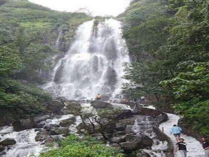 Waterfalls in Konkan: Tourists flock to enjoy the waterfalls in Amboli Ghat | Waterfalls in Konkan: आंबोली धबधब्याने वर्षा पर्यटन बहरले