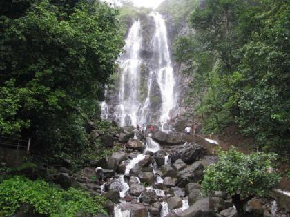 no Tourist at Amboli waterfall due to lockdown | आंबोली धबधब्याला पर्यटकांची प्रतीक्षा; लॉकडाऊन, जिल्हाबंदीचा परिणाम