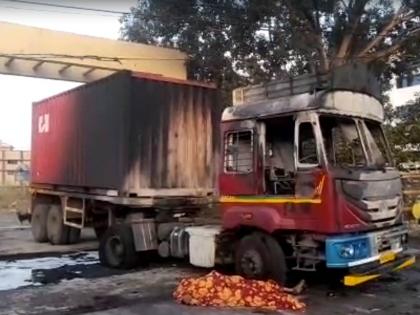 Ambernath: Trailer catches fire after coming in contact with electric wires; The driver of the trailer died on the spot | अंबरनाथ : विजेच्या तारांच्या संपर्कात आल्याने ट्रेलरने घेतला पेट; ट्रेलरच्या चालकाचा जागीच मृत्यू