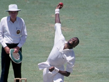 On this day in 1993, the legendary Curtly Ambrose produced one of the most devastating spells of fast-bowling ever seen with 7-1 in 32 balls | OMG : असा चमत्कार पुन्हा होणे नाही; 32 चेंडूंत 1 धाव अन् 7 विकेट्स, पाहा Video