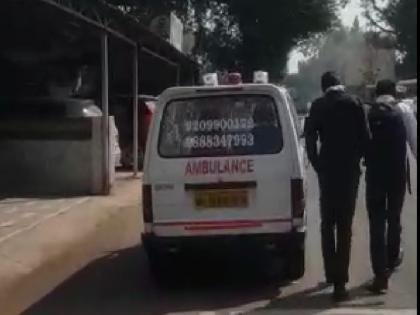 VIDEO : Invitation to an accident and a life-saving game! Ambulance parked on the side of the road | VIDEO : जिवाशी खेळ! भर रस्त्यात रुग्णवाहिका उभी करून चालकाचे गुत्त्यावर फुल्ल मद्यप्राशन