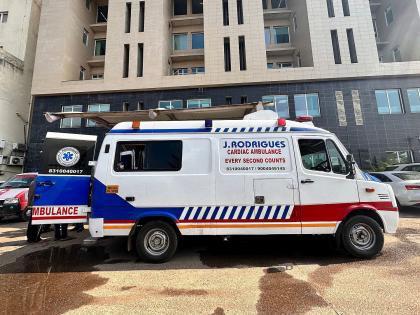 आयुष्य वाचवणाऱ्या रुग्णवाहिकाच ‘आजारी’; अनेक वाहनांची दुर्दशा, जीपीएस बसविणे अनिवार्य - Marathi News | Ambulances that save lives are 'sick'; The plight of many vehicles, GPS installation mandatory | Latest News at Lokmat.com