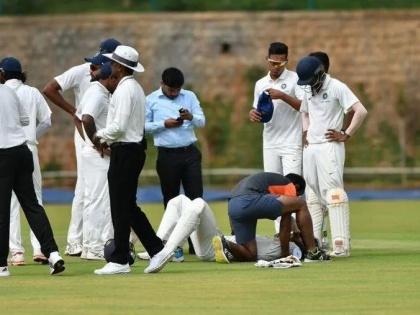 The Indian cricketer injured with a ball and ambulance came on the field | भारतीय क्रिकेटपटूला लागला बॉल आणि थेट अ‍ॅम्ब्युलन्सच आली मैदानात 