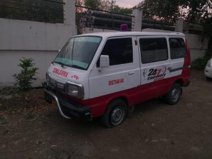 Two killed, three seriously injured after being crushed under an ambulance | अनियंत्रित रुग्णवाहिकेने पाच जणांना चिरडले; दोन ठार, तीन गंभीर