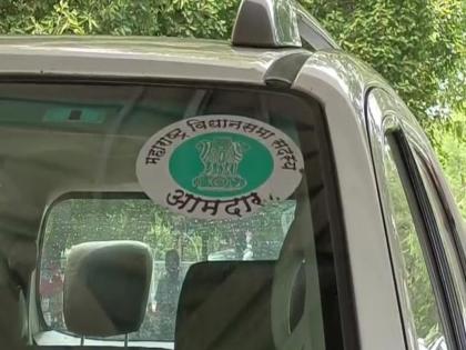 pimpari-chinchwad there are only five MLAs but hundreds of vehicles with stickers | आमदार फक्त पाच पण स्टिकरधारी गाड्या शेकडो..! बोगस व्हीआयपी संस्कृतीला नागरिकांचा कंटाळा