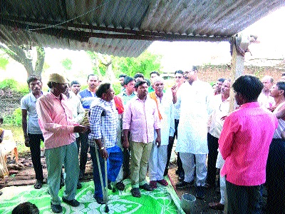 MLAs of damaged houses surveyed | नुकसानग्रस्त घरांची आमदारांनी केली पाहणी