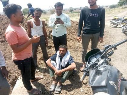 Cinestyle caught the two who grabbed the purse and ran away, the villagers chased them for four km | पर्स हिसकावून पळालेल्या दोघांना सिनेस्टाईल पकडले, ग्रामस्थांनी केला चार किमी पाठलाग