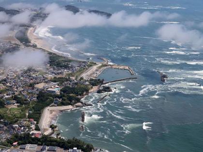 Kamchatka Krai earthquake Russia: 30 shocks one after another under the sea! Six-foot waves hit the coast of America, causing panic around the world... | Kamchatka Krai earthquake Russia: समुद्राच्या खाली एकामागोमाग एक ३० धक्के! अमेरिकेच्या समुद्र किनाऱ्यावर सहा फूट लाटा उसळल्या, जगभरात हाहाकार... Kamchatka Krai earthquake Russia: 30 shocks one after another under the sea! Six-foot waves hit the coast of America, causing panic around the world... | Kamchatka Krai earthquake Russia: समुद्राच्या खाली एकामागोमाग एक ३० धक्के! अमेरिकेच्या समुद्र किनाऱ्यावर सहा फूट लाटा उसळल्या, जगभरात हाहाकार...
