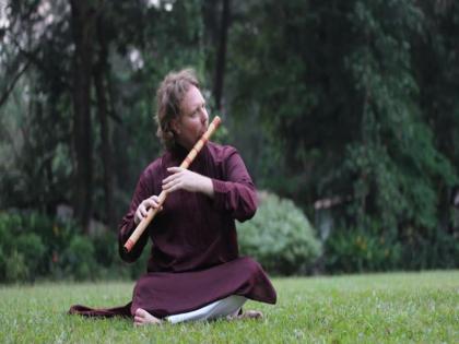 An American-born musician Nash Naubert,the student of maestro pandit Hariprasad Chaurasia | भारतीय मातीत स्थिरावलेला अमेरिकी पावा!