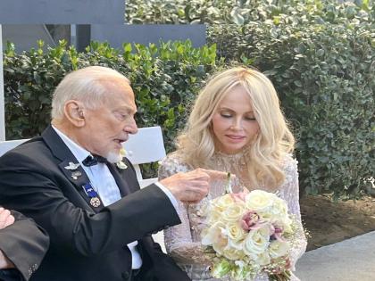 american astronaut the moonwalker buzz aldrin gets married on his 93rd birthday | चंद्रावर पाऊल ठेवणाऱ्या बझ अल्ड्रिन यांनी वयाच्या 93 व्या वर्षी केले लग्न; 30 वर्षांनी लहान पत्नी