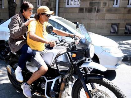 Amitabh Bachchan Bike Ride Photo goes viral Big B clarifies travelling without helmet read details | Amitabh Bachchan | हेल्मेट न घालता बाईकवरून प्रवास का करावा लागला? अखेर अमिताभ बच्चन यांनीच दिलं उत्तर