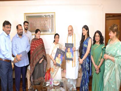 Publication of the book Best of Asha Bhosle by Amit Shah | 'बेस्ट ऑफ आशा भोसले' पुस्तकाचे अमित शाह यांच्या हस्ते प्रकाशन