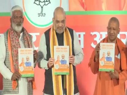 Amit Shah releases bjp menifesto for up assembly election 2022 | UP Election 2022 : शेतकऱ्यांसाठी मोफत वीज अन् दरवर्षी 2 सिलिंडर मिळणार फ्री, भाजपचा जाहीरनामा प्रसिद्ध