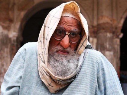 Amitabh Bachchan first look out from shoojit sircar's film gulabo sitabo | बॉलिवूडमधल्या 'या' प्रसिद्ध अभिनेत्याला ओळखणंही झालंय कठीण, जाणून घ्या याबद्दल