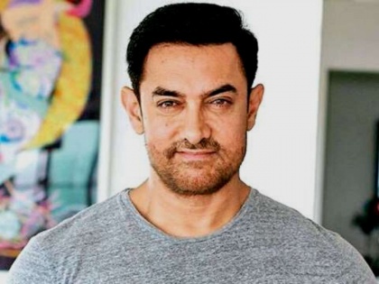 Actor Aamir Khan Played Cricket On Rooftop Said He Will Tell A Story To People On 28 April | २८ एप्रिलला आमिर खान चाहत्यांना देणारेय सरप्राइज, व्हिडिओ शेअर करत म्हणाला- 'मी सांगणारेय एक गोष्ट'
