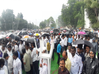 Agitation of teachers in rain against MLA Prashant Bamb; Intimate relationship between teachers and Amkhas Ground | शिक्षकांचा भर पावसात एल्गार; शिक्षक आणि आमखास मैदानाचे जिव्हाळ्याचे नाते