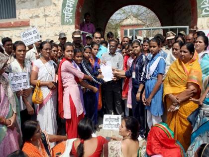 Women's Front in protest against Child-Based Atrocities in Amalner | अमळनेर येथे बाललैगिंक अत्याचार घटनांच्या निषेधार्थ महिलांचा मोर्चा