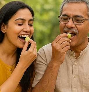 आवळा म्हणजे चिरतरुण राहण्याचं वरदान, पण ‘या’ लोकांसाठी आवळा ठरतो घातक, पाहा का खाऊ नये..