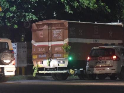 The driver of the explosives truck dropped on the flyover arrested | स्फोटकांचा ट्रक उड्डाणपुलावर सोडणारा चालक गजाआड