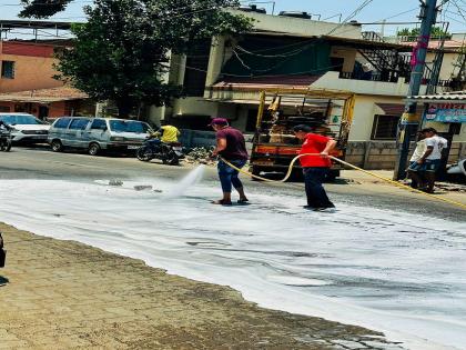   Oil spilled on MIDC road of Ambernath  |  अंबरनाथच्या एमआयडीसी रस्त्यावर ऑईल गळती; रस्त्यावरील ऑईलमुळे अनेक दुचाकीस्वारांचे अपघात