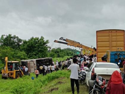 Amravati: Shivshahi overturns in attempt to save cow, 2 killed, 28 injured  | Amravati: गायीला वाचवण्याच्या प्रयत्नात शिवशाही उलटली, दोन ठार, २८ जखमी 