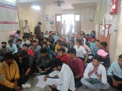 Agitation of tribal students at the Additional Tribal Development Divisional Office | अपर आदिवासी विकास विभागीय कार्यालयात आदिवासी विद्यार्थ्यांचा ठिय्या