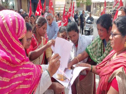 Asha sevaks led by Situ burnt a symbolic copy of the budget | सिटूच्या नेतृत्वात आशा सेविकांनी जाळली प्रतीकात्मक अर्थसंकल्पाची प्रत