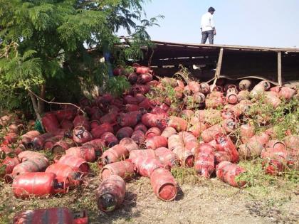 A truck full of cylinders turned up in Amravati opposite the cylinder | अमरावतीत मोझरीनजीक उलटला सिलेंडरने भरलेला ट्रक 