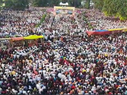 Devotees from home and abroad offered silent tribute to Rashtrasant Tukdoji Maharaj! | देश-विदेशातील भाविकांनी अर्पण केली राष्ट्रसंत तुकडोजी महाराजांना मौनश्रद्धांजली!