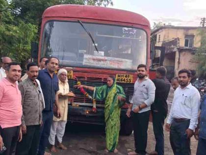 Ashadhi Wari 2024 more than five thousand warkari people reached Pandharpur by 113 ST buses | पांडुरंगाच्या भेटीला 'लालपरी' तत्पर! ११३ एसटी बसेसने पोहोचले पाच हजारांपेक्षाही वारकरी