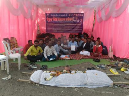 students protested against the government and hunger strike in amravati | उपोषण मंडपात स्वत:ची तिरडी रचून विद्यार्थ्यांनी केला शासनाचा निषेध