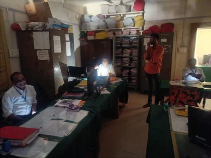 ZP workers working with mobile torch | झेडपीची बत्ती गुल, मोबाइल टॉर्च लावून काम!