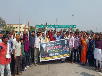 Farmers block National Highway for guarantee Anti-farmer policy condemned | हमीभावासाठी शेतकरी अडविला राष्ट्रीय महामार्ग; शेतकरी विरोधी धोरणाचा केला निषेध