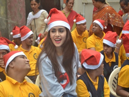 Amrita Khanvilkar celebrates 'Christmas' with special children; Social responsibility is overflowing with joy | अमृताने केला विशेष मुलांसोबत 'ख्रिसमस' साजरा, आनंदाची उधळण करत जपली सामाजिक जबाबदारी