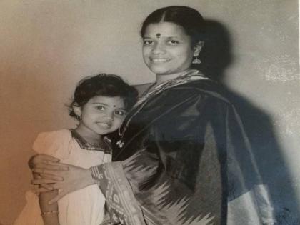 Do you know this girl in the photo she is a famous actress in marathi cinema her mother is also an actress | या चिमुकलीला ओळखलंत का?; आज मराठी कलाविश्वावर करतेय राज्य; आई देखील आहे प्रसिद्ध अभिनेत्री