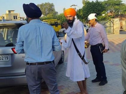 discourse gurudwara alert police operation rodegaon amritpal singh came under clutches law | Amritpal Singh : गुरुद्वारामध्ये प्रवचन, पोलीस सतर्क, रोडेगावात कारवाई; असा अमृतपाल सापडला कायद्याच्या कचाट्यात