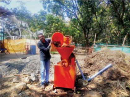 The school is preparing incense from dung, sticks for Holi | गो शाळेत तयार होत आहे शेणापासून धूप, होळीसाठी काड्या; अजय दसपुते यांचा उपक्रम