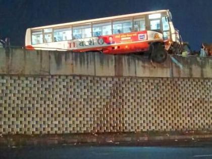 एसटी बस अपघातानंतर उड्डाणपूलावर लटकली एसटी बस अपघातानंतर उड्डाणपूलावर लटकली