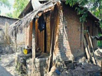 An elderly Katkari woman living in a dilapidated hut has returned Rs 58 lakh to the government  | फसवणूक करून मिळविलेले ५८ लाख रुपये मोडक्या झोपडीत राहणाऱ्या कातकरी वृद्धेने केले शासनास परत? 