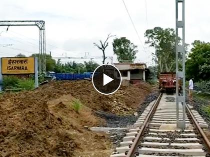 An electricity pole has been installed in the middle of the tracks of Isarwara railway station in Sagar district of Madhya Pradesh | VIDEO:इंजिनीअरिंगचा नमुना की निष्काळजीपणा? चक्क रेल्वे रूळावरच उभारला विजेचा खांब