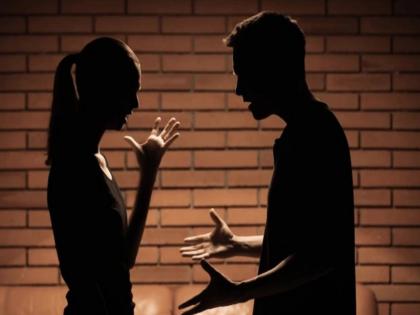 विवाहित महिला प्रियकराच्या घरी वास्तव्यास; दोघांमध्ये वाद, महिलेचा गळा चिरून खून